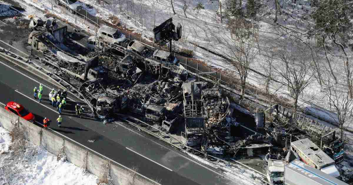 関越道の多重事故、死者2人に　26人が重軽傷　群馬・みなかみ | 毎日新聞