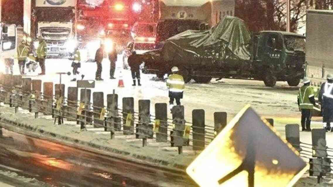 【3報】燃えた車から遺体　死者は計2人、絡んだ車は67台に　関越道多重事故 | 上毛新聞電子版｜群馬県のニュース・スポーツ情報