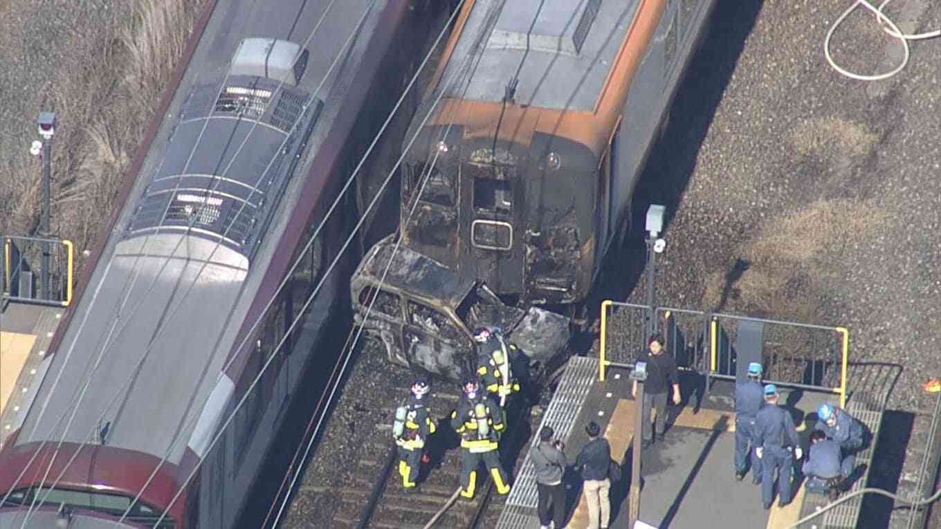 近鉄京都線「新祝園駅」近くの踏切で列車と乗用車が接触し列車が炎上