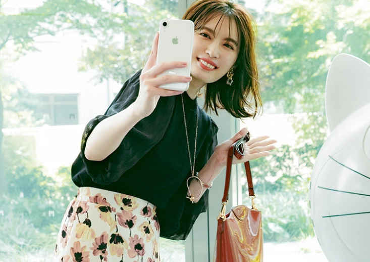 プチプラの黒ニットと花柄スカートが超使える♡着映え力抜群の大人可愛い通勤コーデ | ファッションメディア - andGIRL [アンドガール]