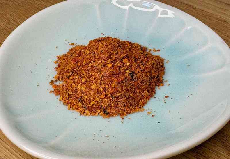 【閲覧注意】年越しそばに七味…のはずが「八味」?　唐辛子にわく虫の正体