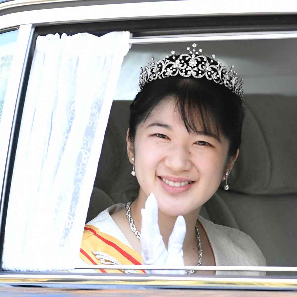 愛子さまもティアラを新調されず…私的費用「内廷費」を増額されない天皇ご一家の”ご本心”（女性自身） - Yahoo!ニュース