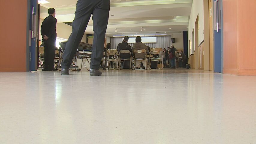 「中止です、中止」白老町メガソーラー住民説明会　報道動画撮影禁止に反発、参加予定者ほぼ退席（HTB北海道ニュース） - Yahoo!ニュース