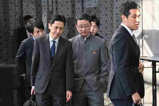 「ポケットに手」で屈辱与えた中国外交局長、日本企業抱擁し「安心して」（中央日報日本語版） - Yahoo!ニュース