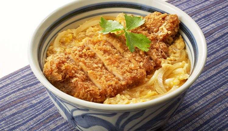 飲食店が提供したカツ丼の肉が“生肉”すぎて炎上…店舗担当者の回答とSNSに浮上した“素朴な疑問” | 週刊女性PRIME