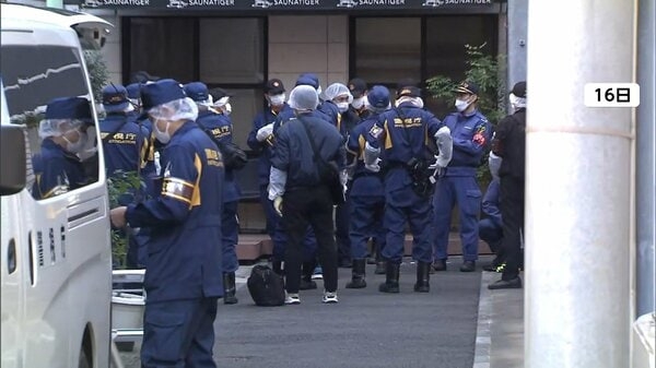 赤坂サウナ夫婦死亡、ドアノブは今年付け替えと判明…警視庁が防火マニュアルなど押収　安全管理に問題なかったか捜査｜FNNプライムオンライン