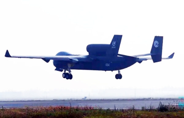 驚愕の性能!? 中国の“ドローン空中空母”が初飛行 100機以上が一斉発進！ 攻撃もAI自ら判断（乗りものニュース）(ヘッドライン) | 自動車情報・ニュース - carview!