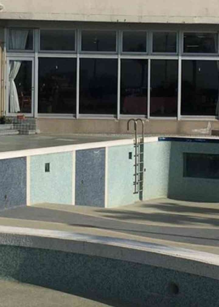 水深2mのホテルプールで大学生溺死、監視員なし　8千万円賠償命令