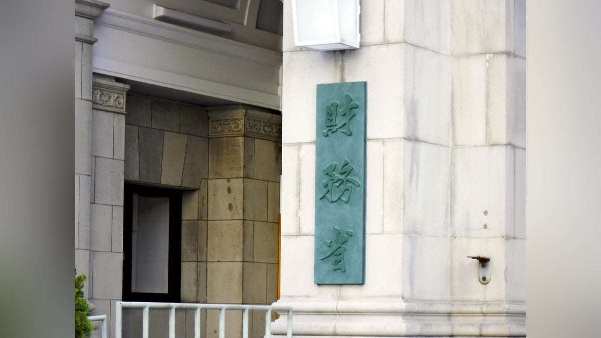 国会議事堂前で財務省の公用車が男性はね死なせる…事故後逃走も車横転、容疑の運転手を逮捕 : 読売新聞