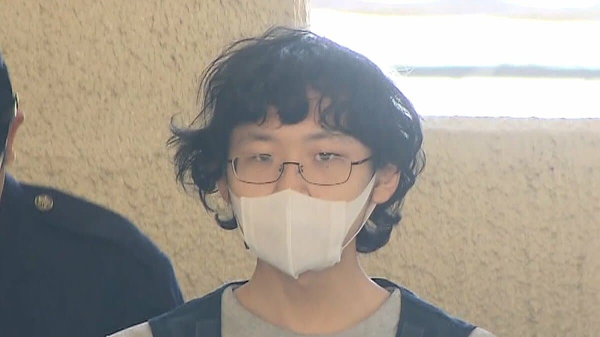 駅の男子トイレで個室の扉の上からスマホ差し入れ2回にわたり盗撮か…公立小学校事務職員の男（21）逮捕　犯行日も通常通り勤務　千葉・船橋市