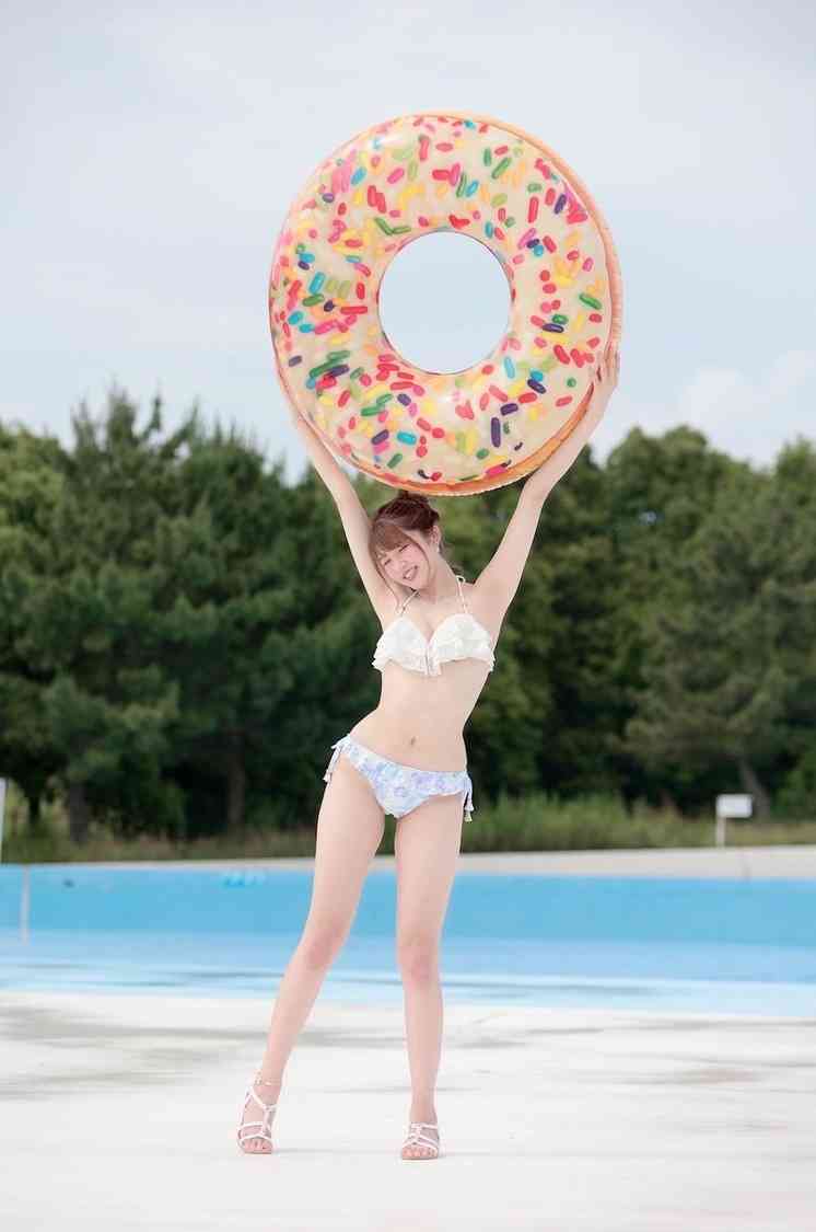 「身体の半分以上が脚」　176cm股下90cmの「無加工」全身ショットに衝撃「この長さはヤバい」