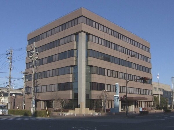 SAで口論相手を車のボンネットに乗せて走行し振り落とした殺人未遂容疑で逮捕 中国籍のタクシー運転手を不起訴処分｜FNNプライムオンライン