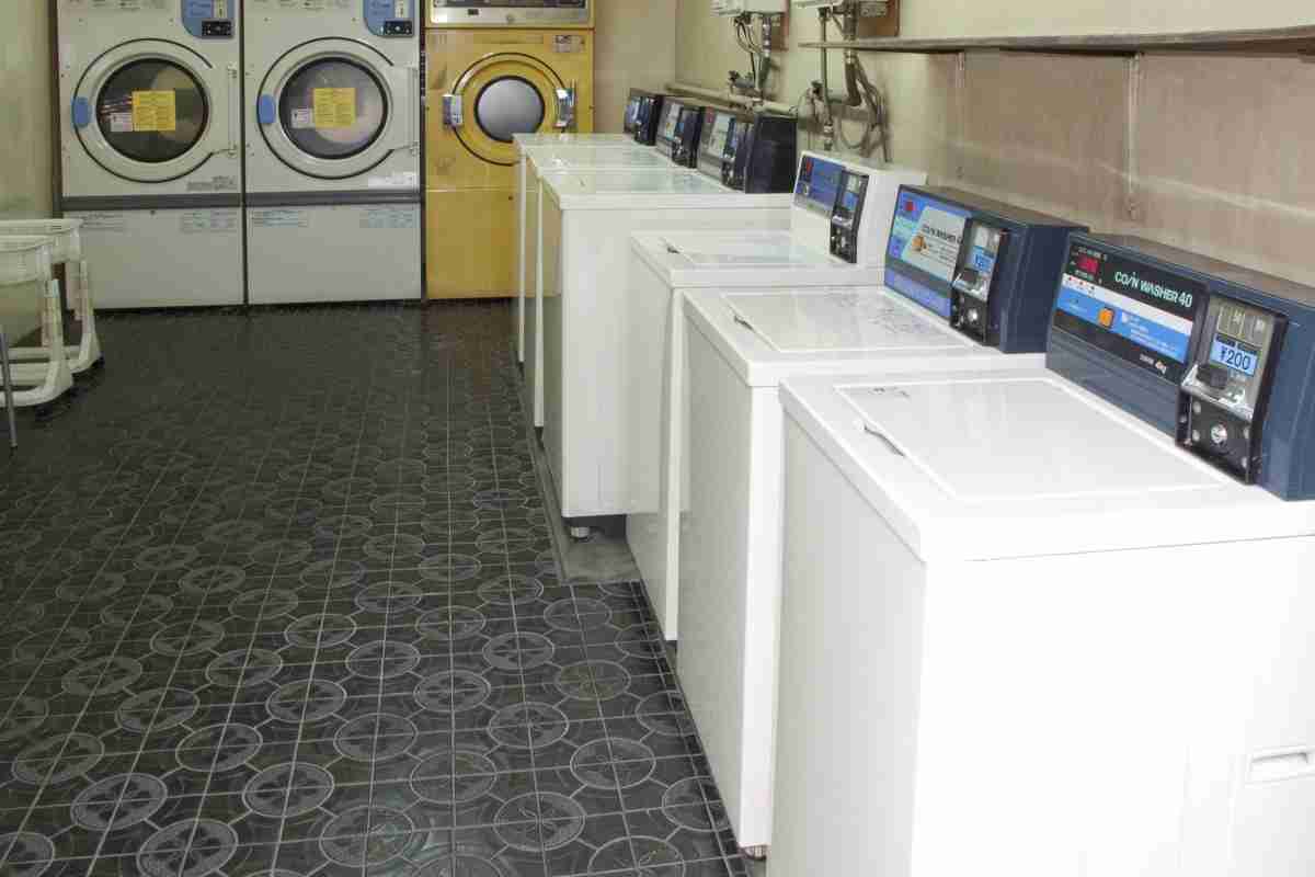 「飲酒してゴミ放置」「爆音でダンス」…コインランドリーに集う訪日外国人たちのマナーに地域住民から苦言も 「24時間営業で無人」の居心地の良さから“交流の場”に発展 | マネーポストWEB