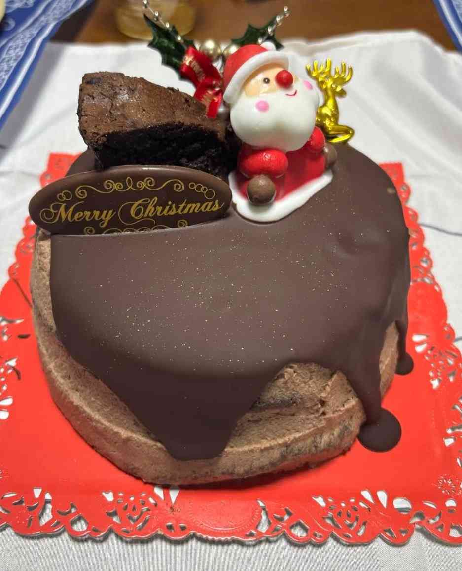 創業138年の老舗菓子店4代目が独立した店でクリスマスケーキを頼んだら→AIのようなサンプル写真、スプーンが突き刺さりグチャグチャ、グルーポンのおせち事件を思い出す
