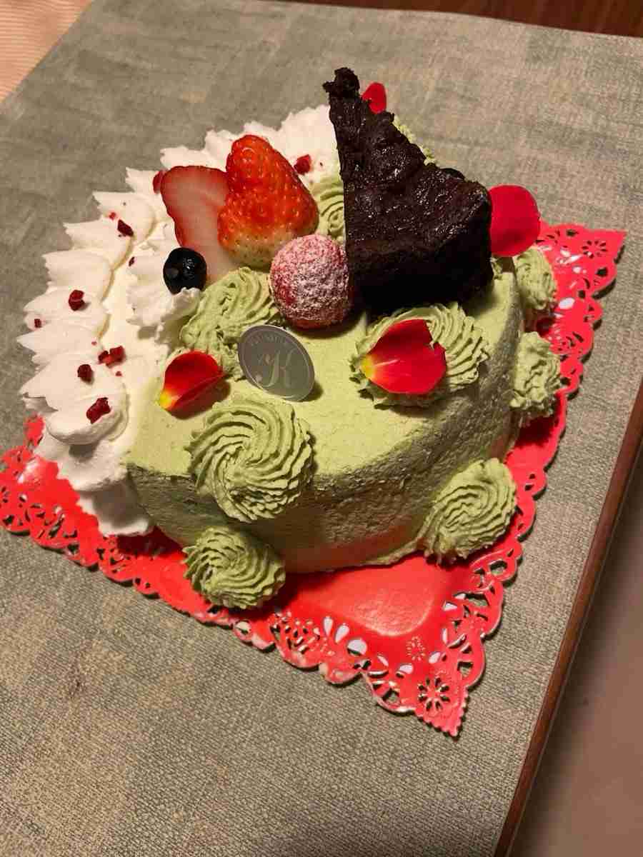 創業138年の老舗菓子店4代目が独立した店でクリスマスケーキを頼んだら→AIのようなサンプル写真、スプーンが突き刺さりグチャグチャ、グルーポンのおせち事件を思い出す