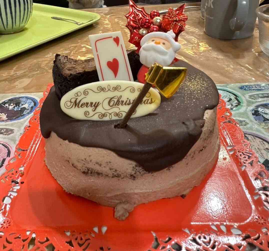 創業138年の老舗菓子店4代目が独立した店でクリスマスケーキを頼んだら→AIのようなサンプル写真、スプーンが突き刺さりグチャグチャ、グルーポンのおせち事件を思い出す