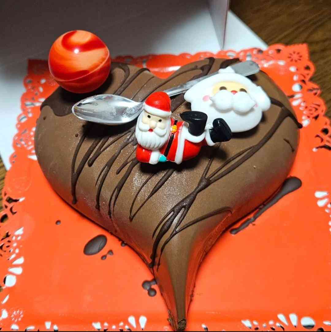 創業138年の老舗菓子店4代目が独立した店でクリスマスケーキを頼んだら→AIのようなサンプル写真、スプーンが突き刺さりグチャグチャ、グルーポンのおせち事件を思い出す