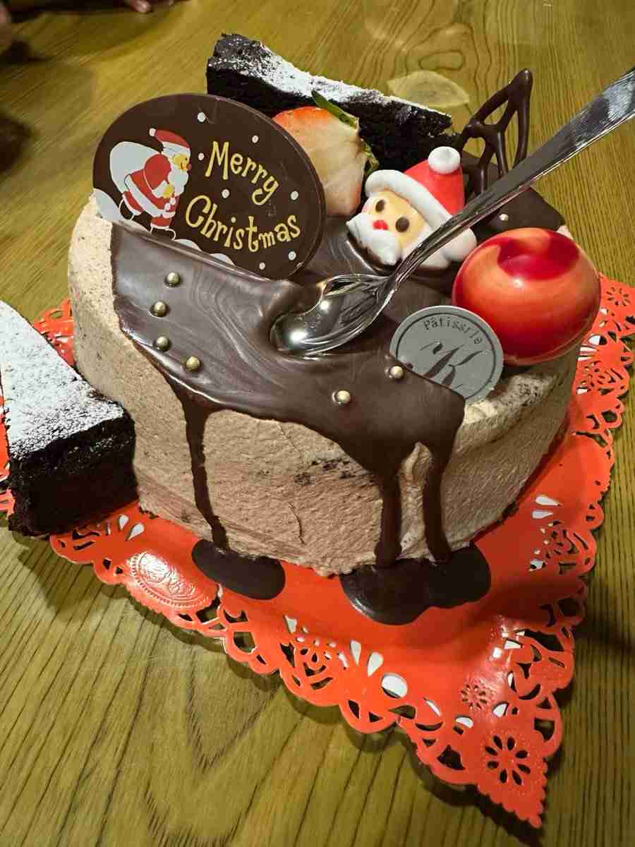 創業138年の老舗菓子店4代目が独立した店でクリスマスケーキを頼んだら→AIのようなサンプル写真、スプーンが突き刺さりグチャグチャ、グルーポンのおせち事件を思い出す