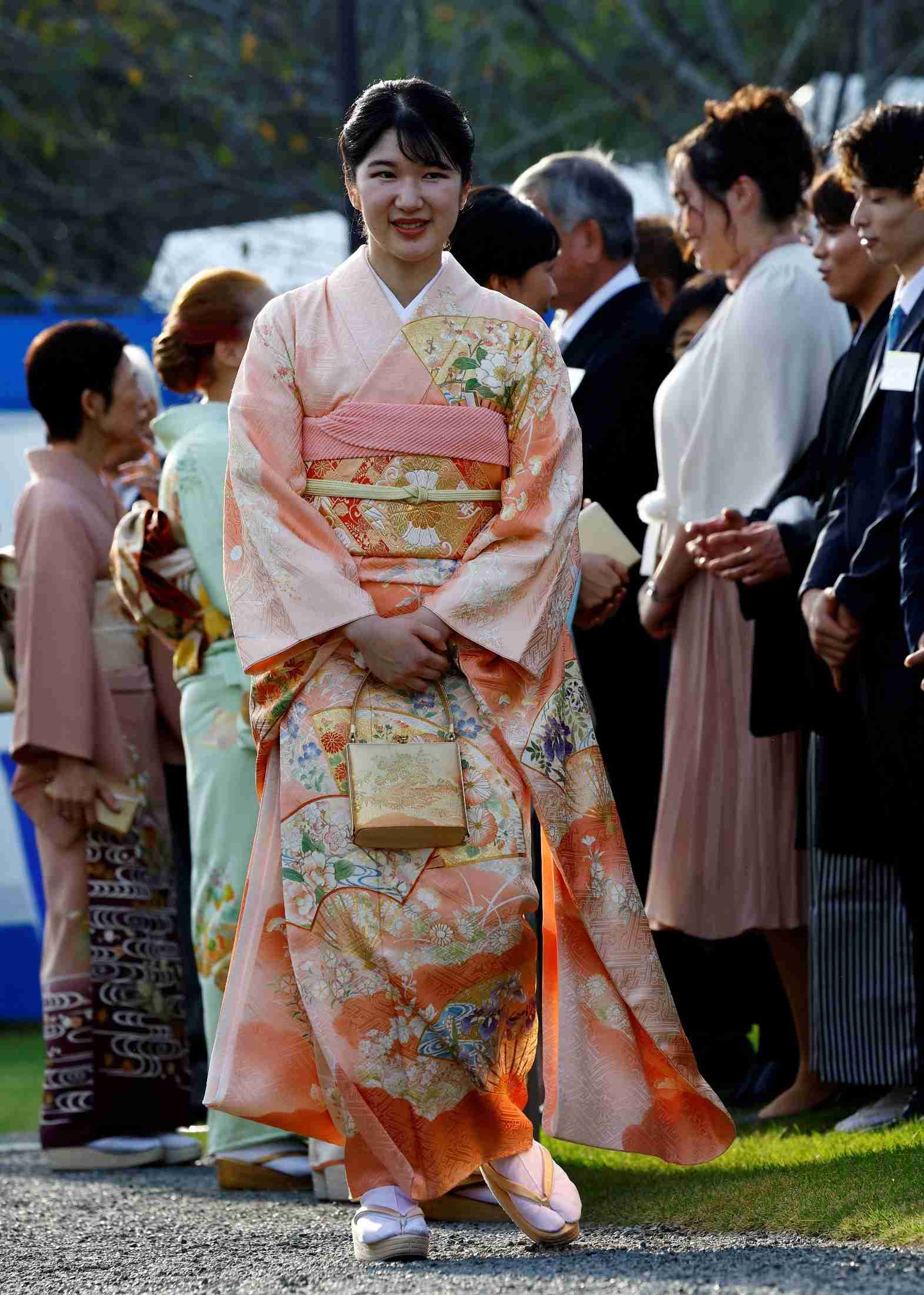 愛子さまの「ピンク」と佳子さまの「空色」。世界が絶賛した、皇族が纏う「最高峰の振袖・袴」の品格（25ans（ヴァンサンカン）） - Yahoo!ニュース
