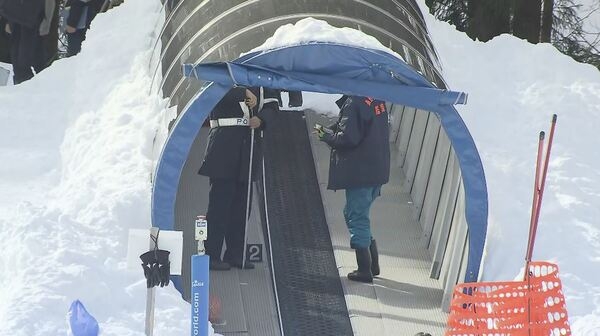 10歳男の子の首が絞まる　スキー場の「動く歩道」で事故　一時、意識不明に　降り口で転倒、ウェアのフード巻き込まれる　 スタッフの迅速な対応「心肺蘇生」で回復　ドクターヘリで搬送｜FNNプライムオンライン