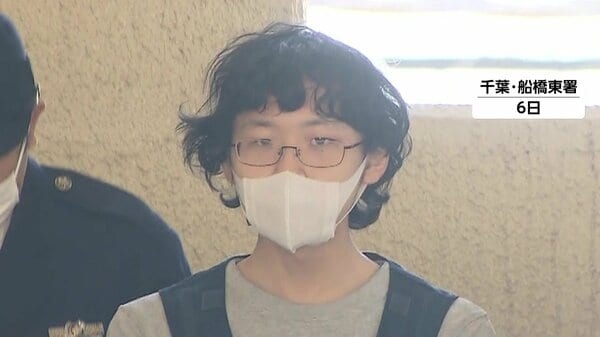 駅の男子トイレで個室の扉の上からスマホ差し入れ2回にわたり盗撮か…公立小学校事務職員の男（21）逮捕　犯行日も通常通り勤務　千葉・船橋市｜FNNプライムオンライン