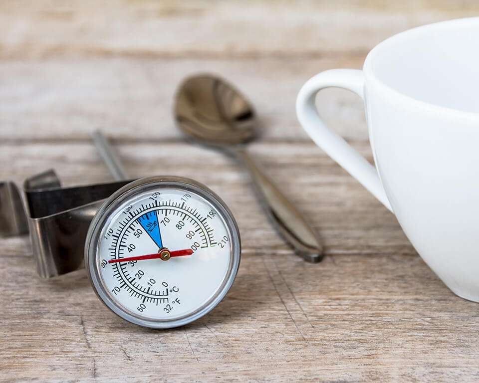 コーヒーに適した温度とは？味に影響する抽出温度や温度計の種類などを解説 | コーヒーと、暮らそう。 UCC COFFEE MAGAZINE
