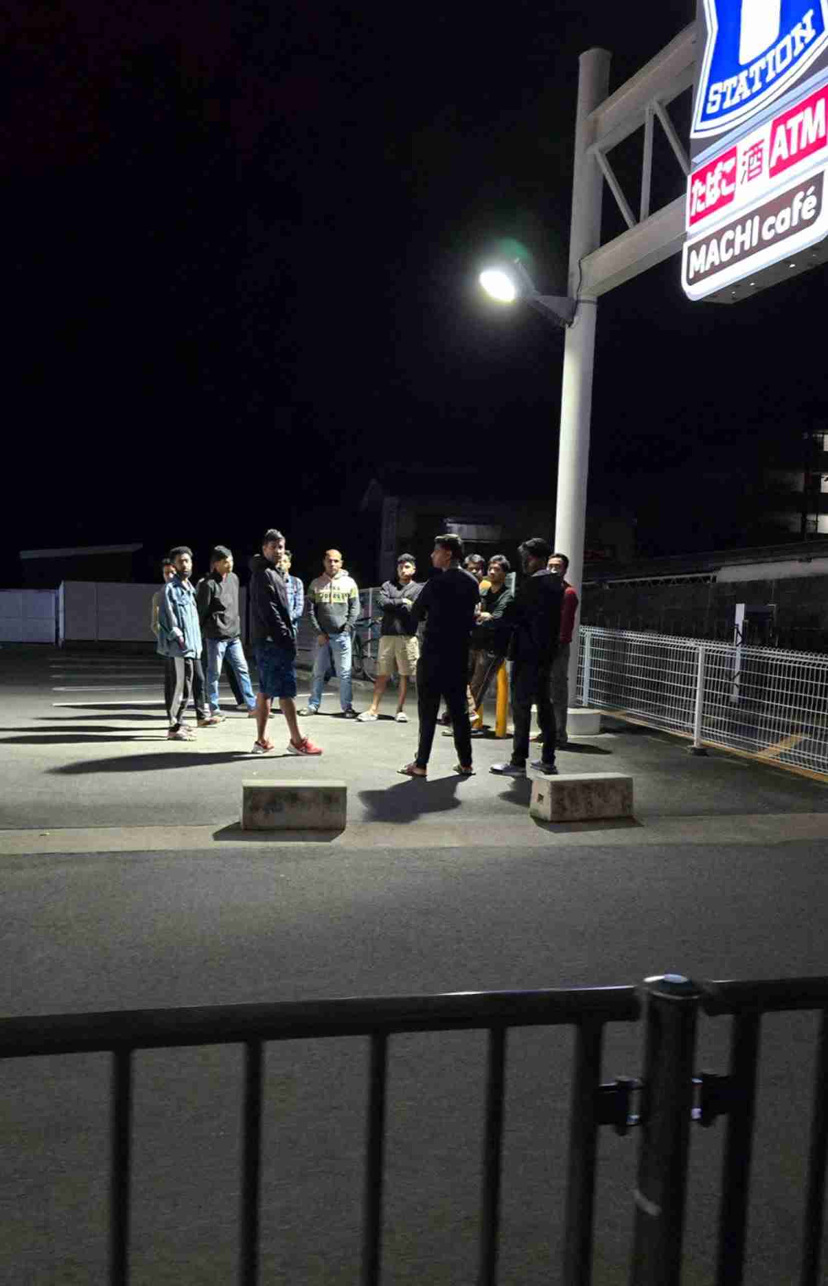 「飲酒してゴミ放置」「爆音でダンス」…コインランドリーに集う訪日外国人たちのマナーに地域住民から苦言も　「24時間営業で無人」の居心地の良さから“交流の場”に発展