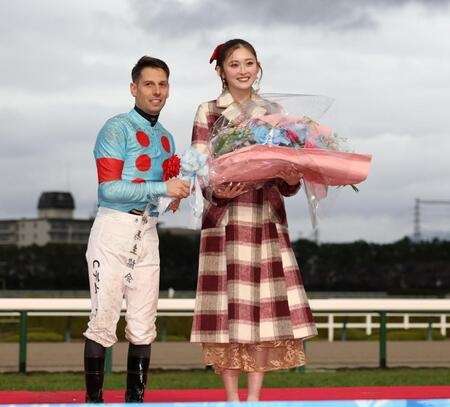 「頭身どうなってんの？？」阪神競馬場降臨のすらり長身ゆうちゃみにSNS騒然「表彰式で一番背が高い」「異彩放ってたな」