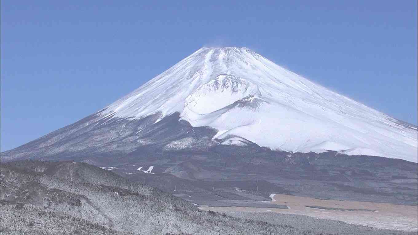 「5合目から500mほど上で200m〜300m落ちた」富士登山中の40代男性が滑落 救助されるも死亡確認=静岡県警