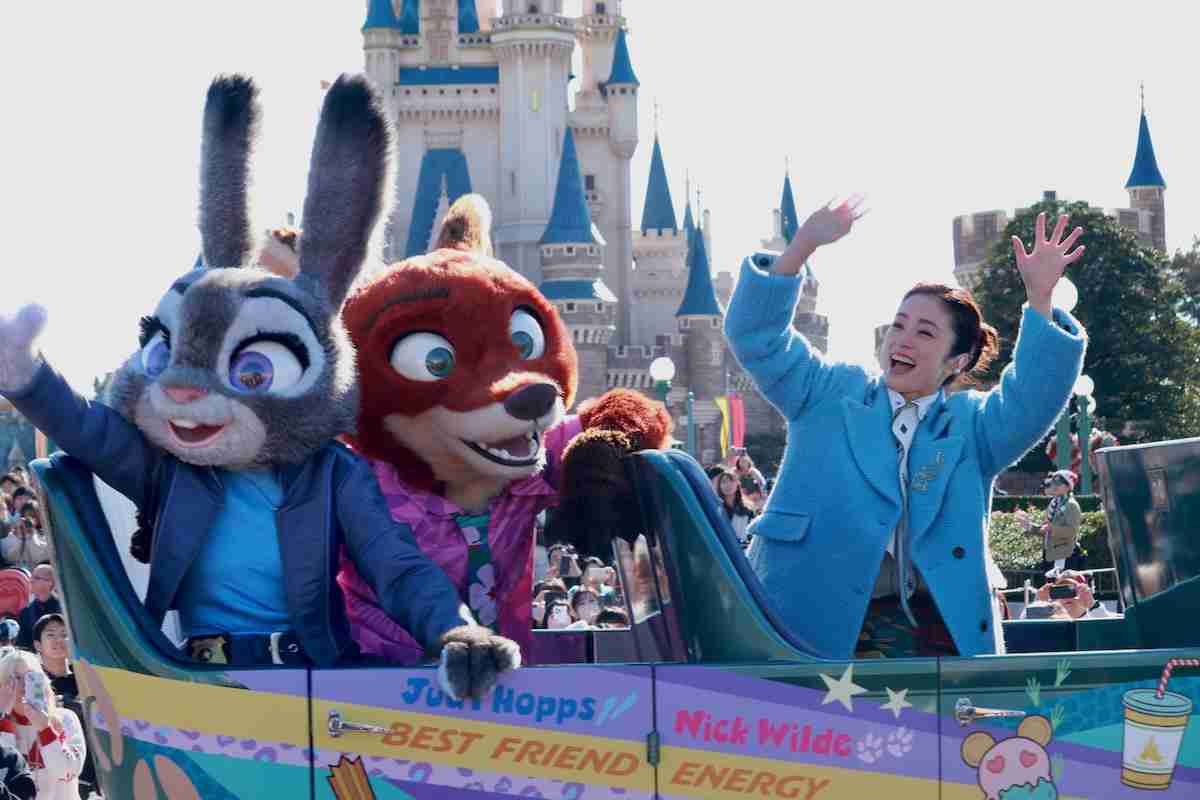 上戸彩、東京ディズニーランドにサプライズ登場! 『ズートピア2』ニック&ジュディとゲストにあいさつ