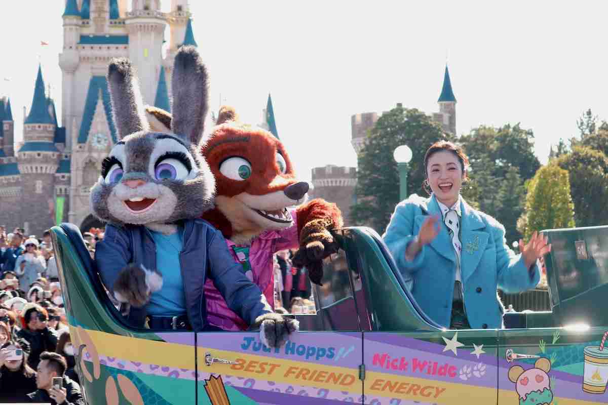 上戸彩、東京ディズニーランドにサプライズ登場! 『ズートピア2』ニック&ジュディとゲストにあいさつ
