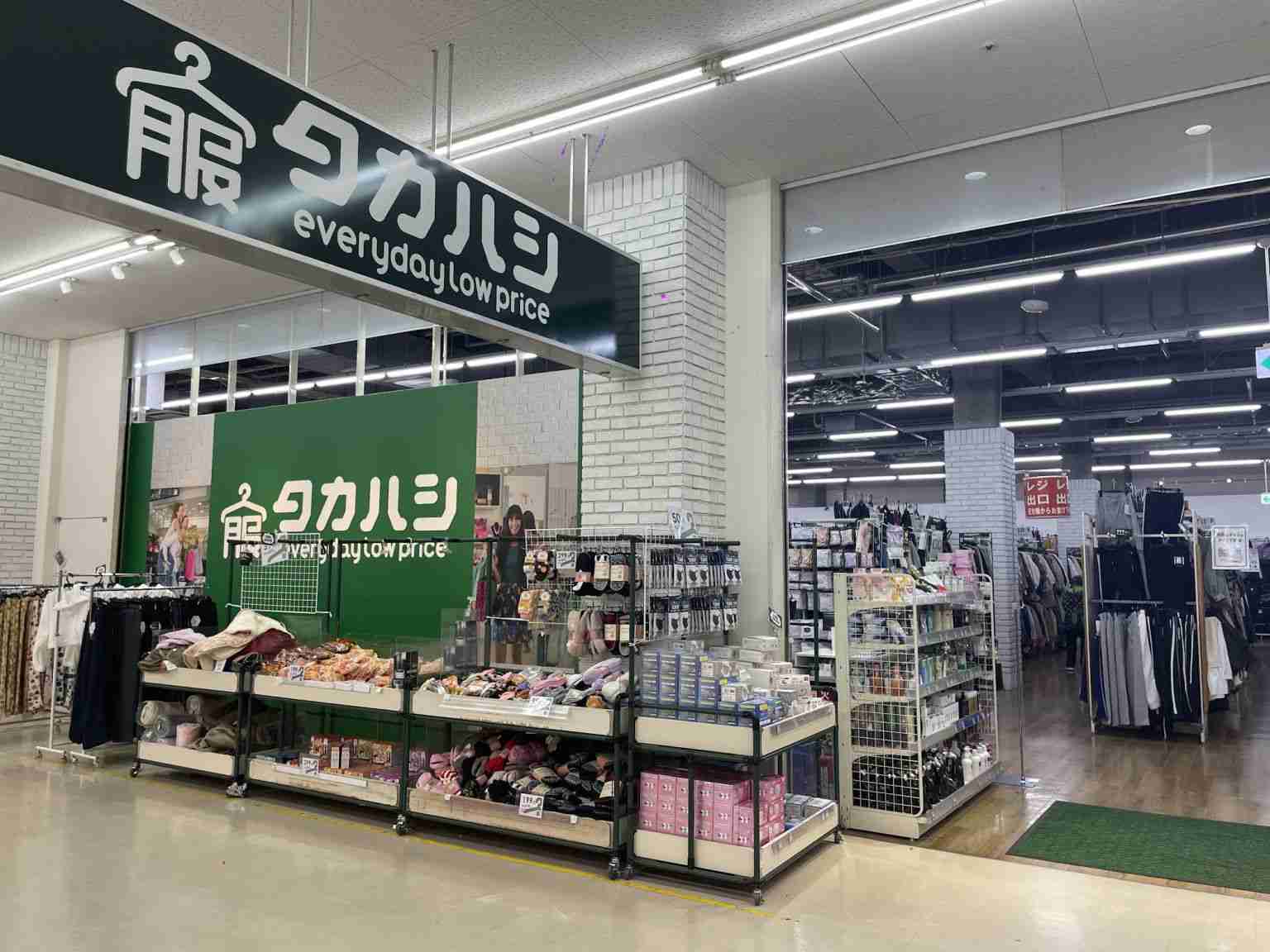 しまむらより安い！ コスパ良すぎな「服のタカハシ」がジワジワ人気。“599円ワンピ”を買ったスタイリストの意外な感想は