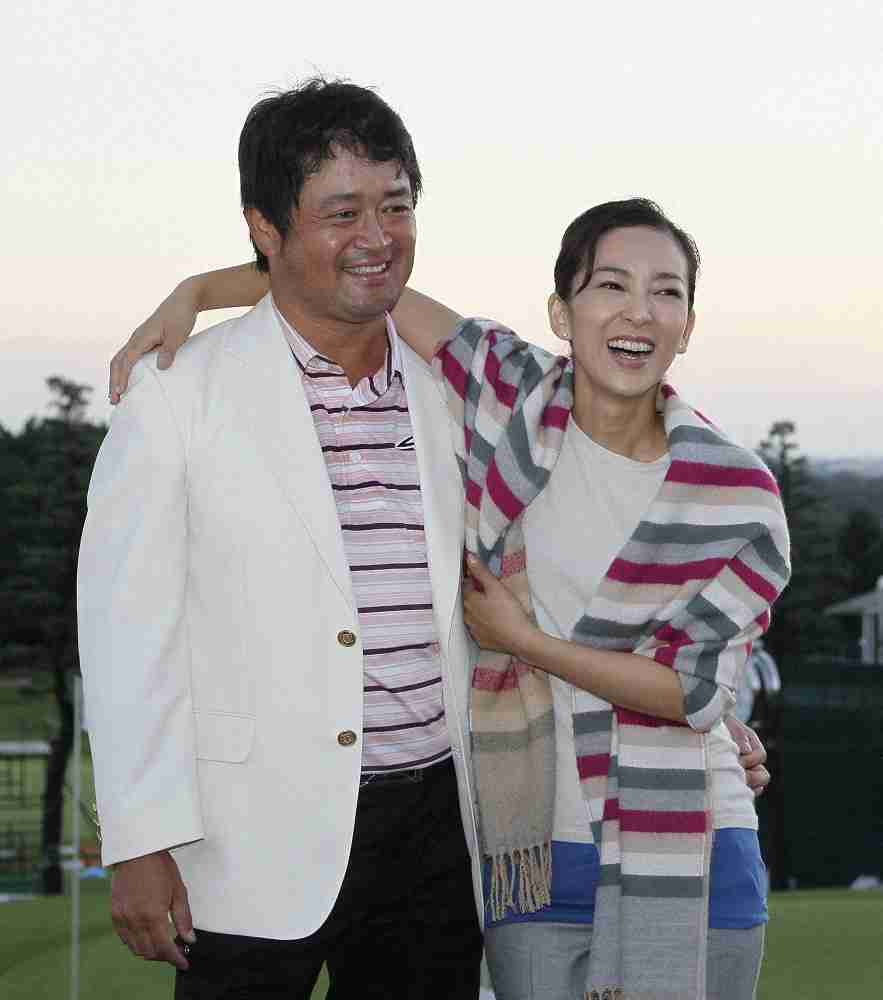 「大人で会えますか」とアプリで…プロゴルファー横田真一（53）と穴井夕子（51）“極秘離婚”の裏にあった「パパ活問題」