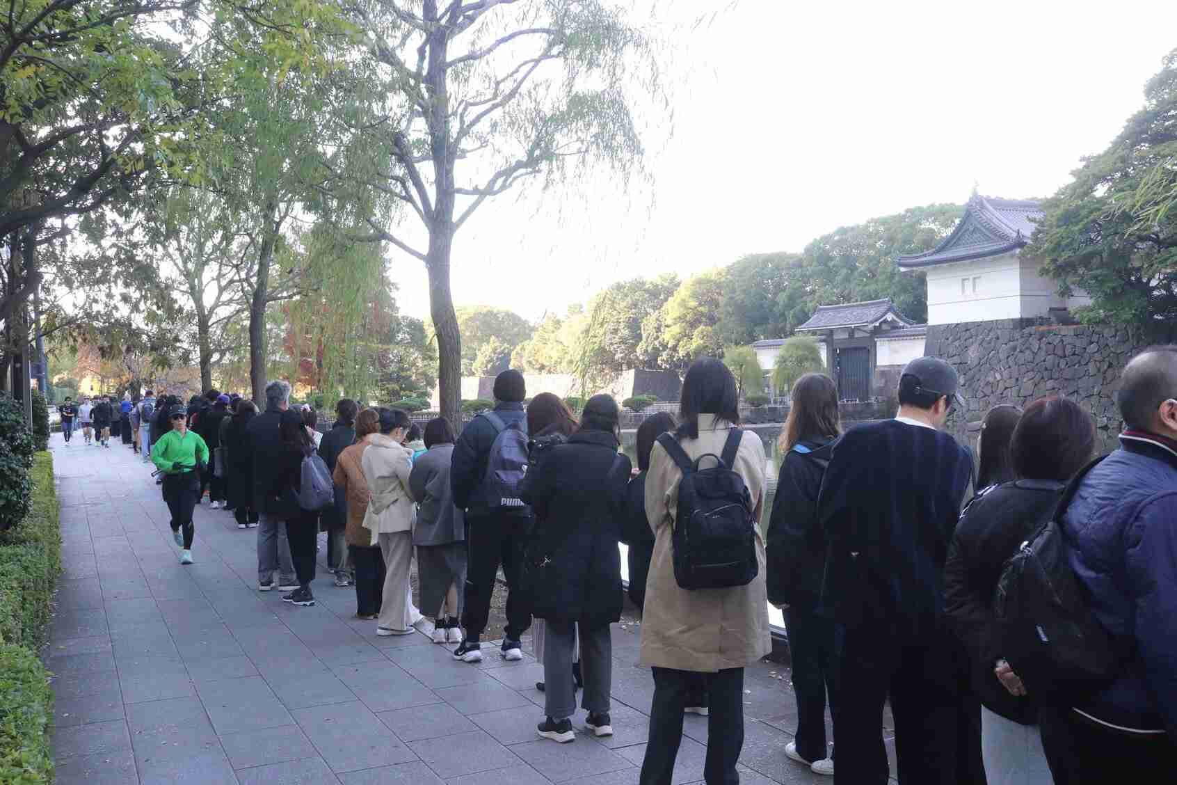 皇居開門前に100人超の行列 お目当ては知る人ぞ知る「皇居財布」 爆発的人気の魅力とは