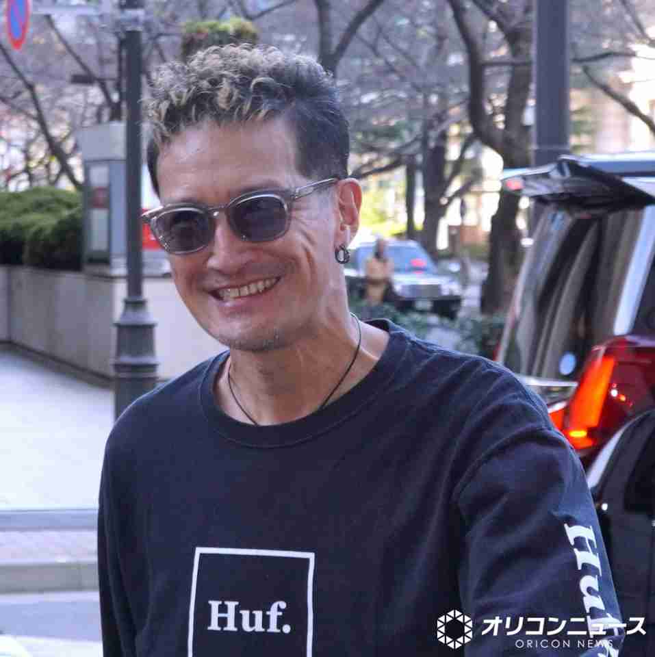 松岡昌宏、公演入り前の取材に「お疲れっす！」と笑顔　通行人にも会釈　国分には言及なし（オリコン） - Yahoo!ニュース