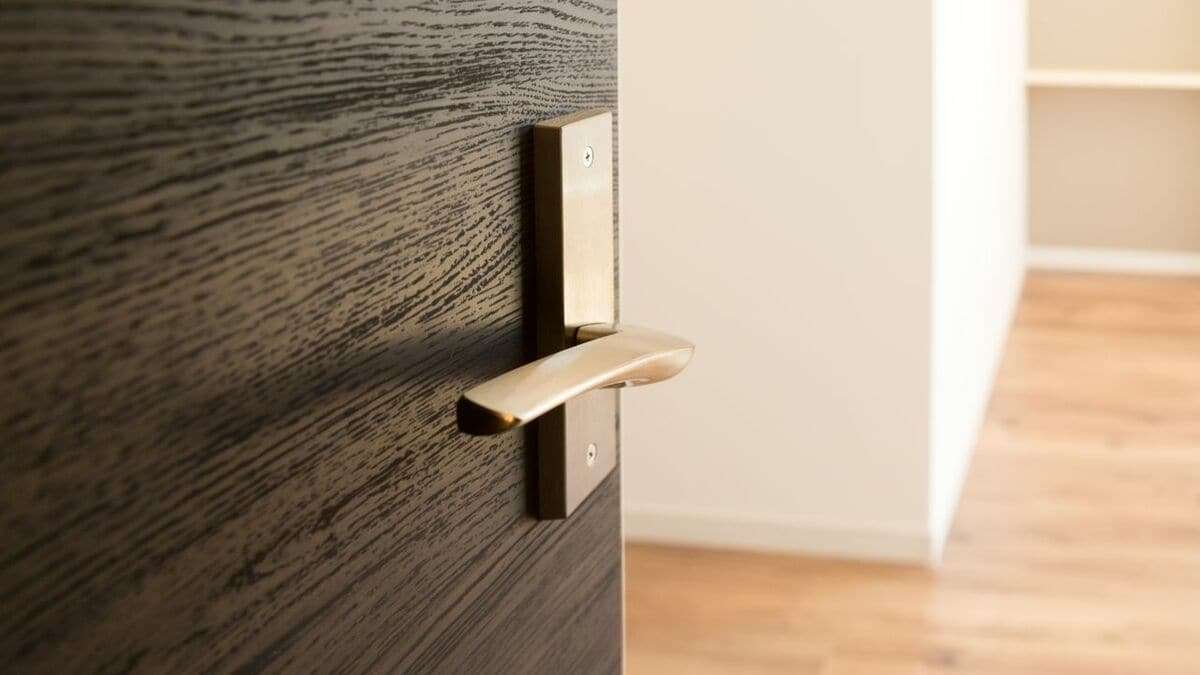 私には無理でした…手取り21万円・実家を追い出された28歳事務員、家賃6万4,000円「お得なシェアハウス」をたった2ヵ月で退去したワケ | ゴールドオンライン