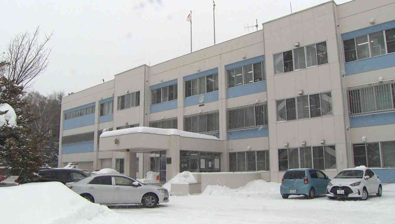 【中国籍の男を逮捕】エアコン室外機の上に立っていた44歳中国籍の男が刃渡り12cmの