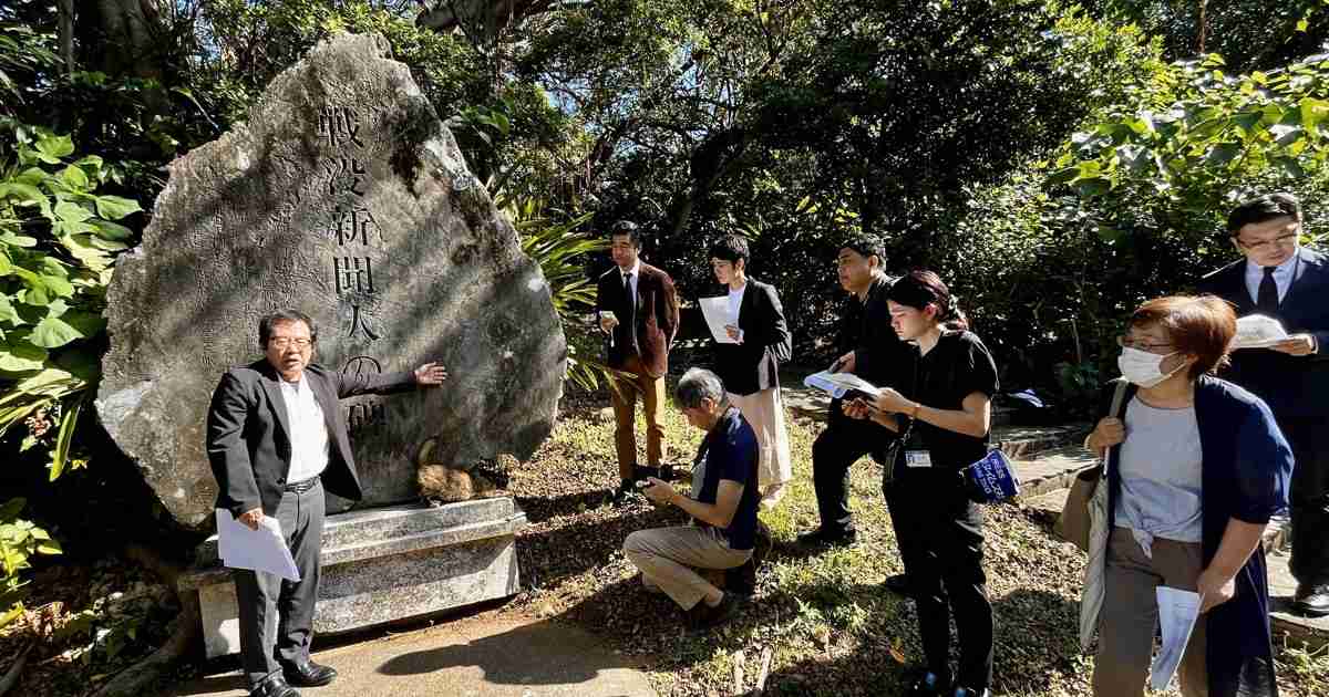 沖縄戦で犠牲「戦没新聞人の碑」で慰霊祭　戦後80年で決意新たに | 毎日新聞