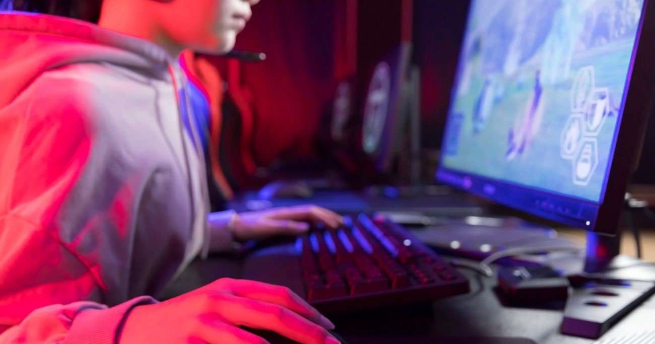 「深夜4時まで母親とゲーム」「保健室が仮眠室」「登校した途端に殴り合い…」いま学校で起きている異常な事態 | ニュースな本 | ダイヤモンド・オンライン