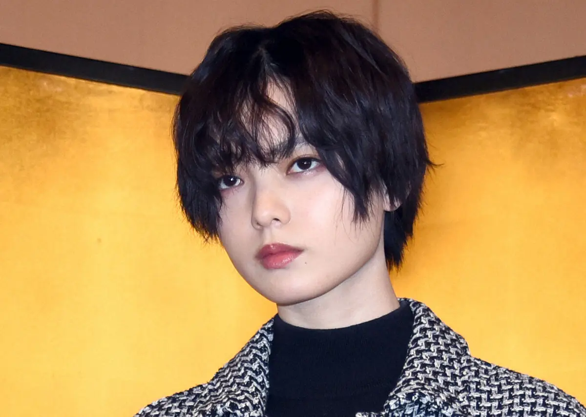 FNS歌謡祭　平手友梨奈に視聴者ざわつく「誰かわからん」「雰囲気全然違う」「今こんな感じなんだ」 - スポニチ Sponichi Annex 芸能