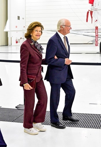 「こんな“きれいめスーツ”にスニーカー?!」80代シルヴィア王妃の意外すぎる“最新コーデ”がかっこよかった