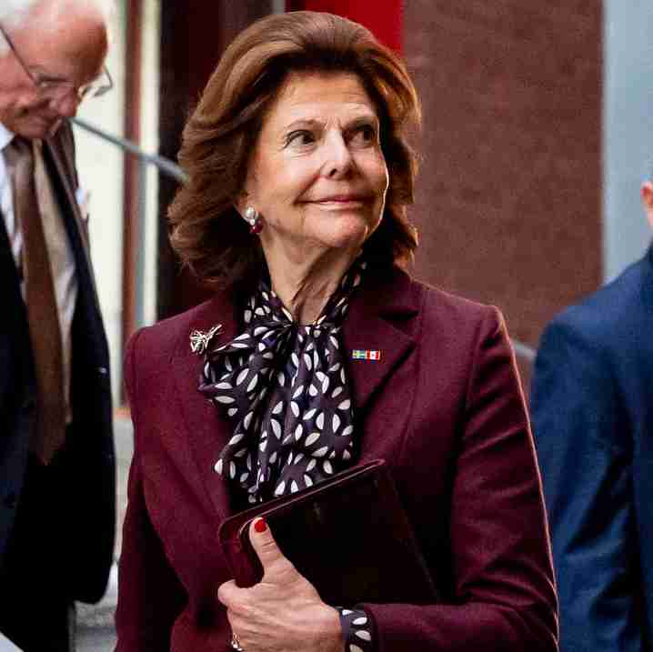 「こんな“きれいめスーツ”にスニーカー?!」80代シルヴィア王妃の意外すぎる“最新コーデ”がかっこよかった（webマガジン mi-mollet） - Yahoo!ニュース