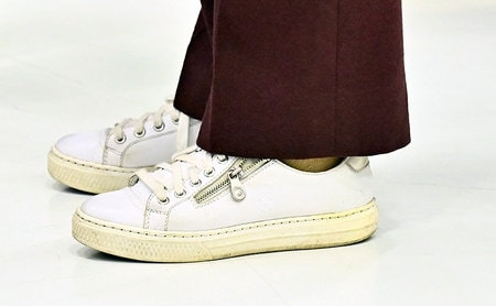 「こんな“きれいめスーツ”にスニーカー?!」80代シルヴィア王妃の意外すぎる“最新コーデ”がかっこよかった