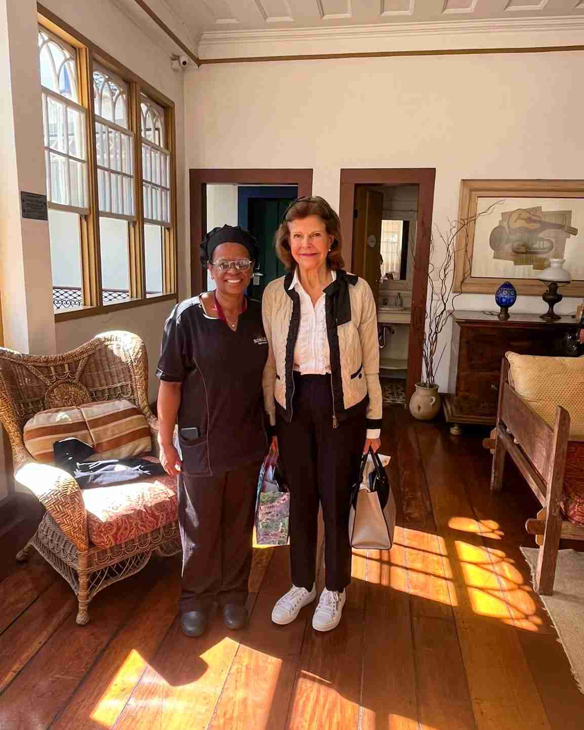 「こんな“きれいめスーツ”にスニーカー?!」80代シルヴィア王妃の意外すぎる“最新コーデ”がかっこよかった