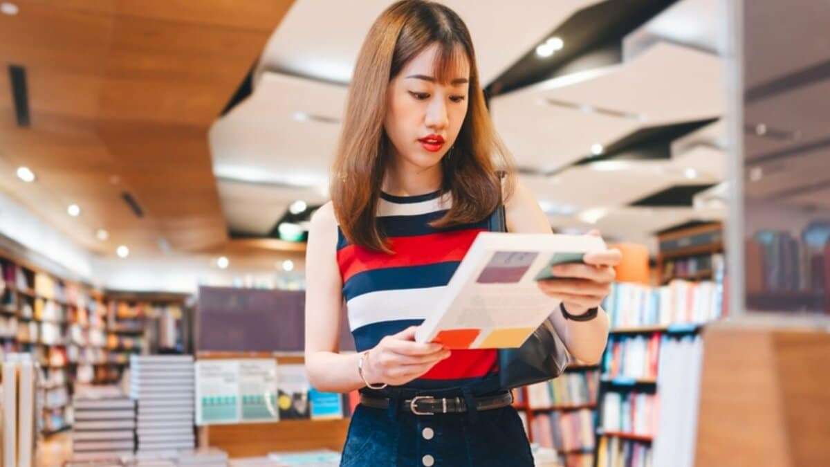 女子中学生がガラガラの店内で「相席」希望、本屋で股間を触る男…声をかけられた理由は何だったのか？ SNSで広がる“実はSOS”体験談 | 集英社オンライン | ニュースを本気で噛み砕け