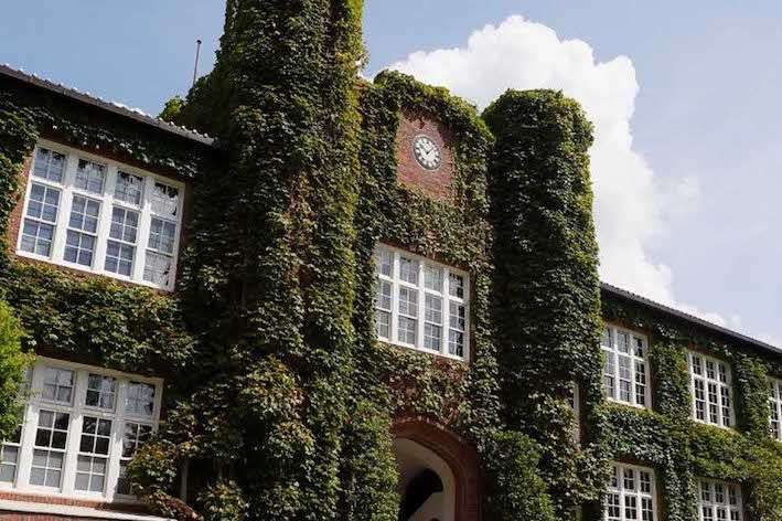 立教大学「恥ずかしくないかよく考えて」ゴミ散乱の“喫煙所マナー”警告投稿が物議、大学が答えた「公式見解」 | 週刊女性PRIME