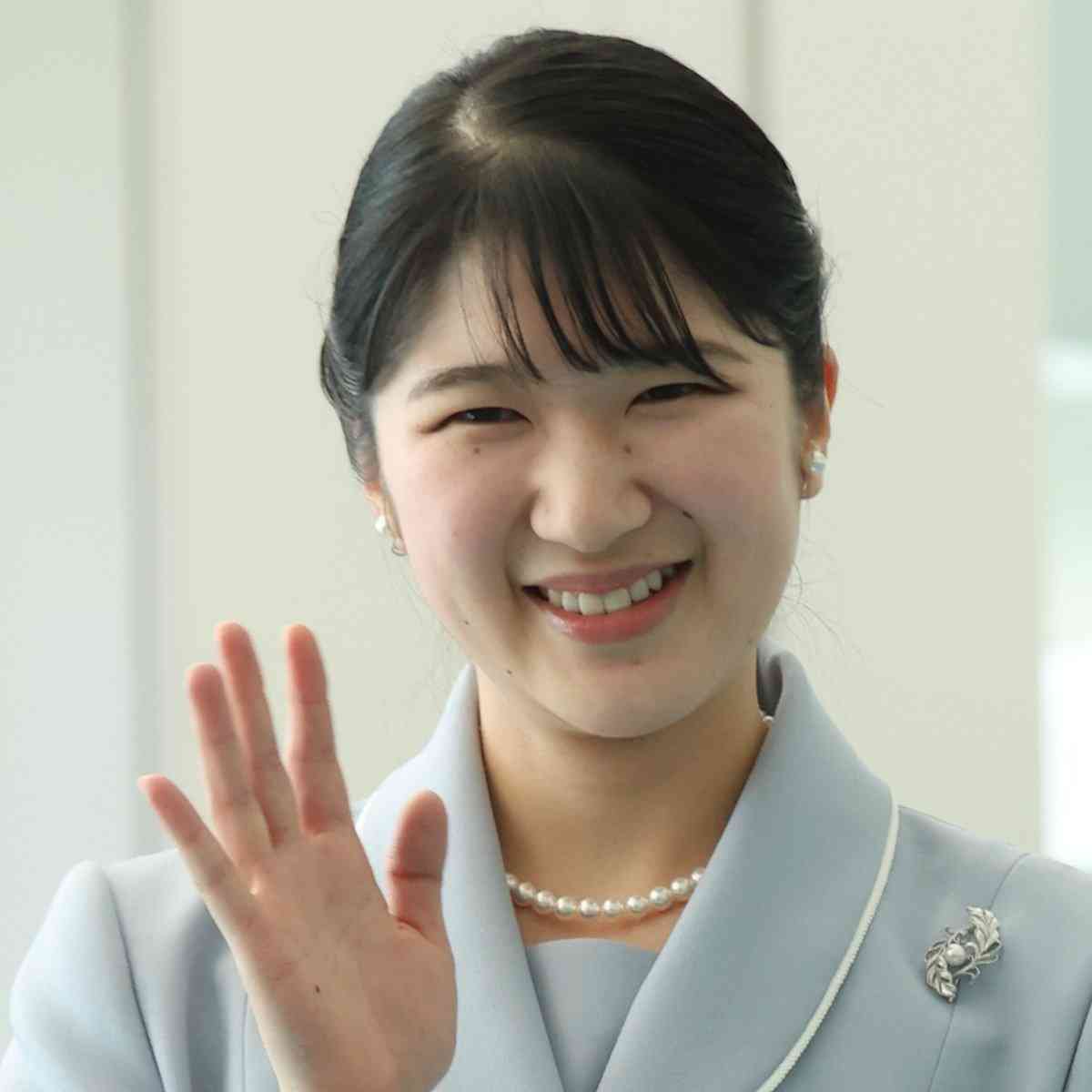 愛子さま　ラオスでは移動中も資料を読み込まれて…初めて尽くしの2025年で光った“ご機転”（女性自身） - Yahoo!ニュース