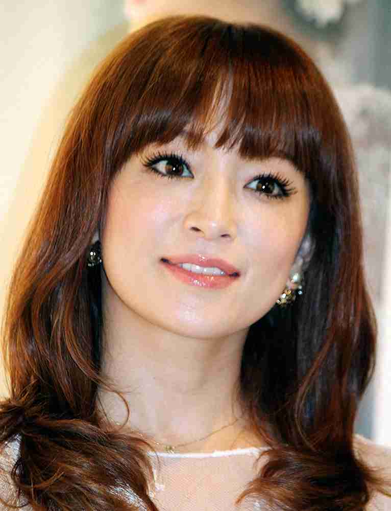 【記事全文】第2子妊娠の浜崎あゆみ　ゆったり上下ブラックコーデ　「まいったな2020」看板の前でポーズ - スポニチ Sponichi Annex 芸能