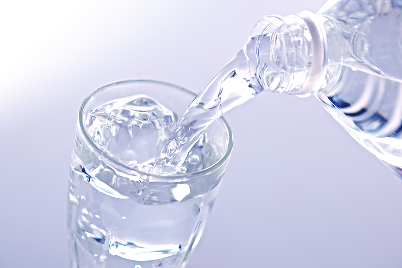 《最新研究で判明》ペットボトルからはがれ落ちた“マイクロプラスチック”が飲料に混ざっている可能性　心臓発作や自己免疫疾患など深刻な病を引き起こすリスクも指摘 (1/1)| 女性セブンプラス