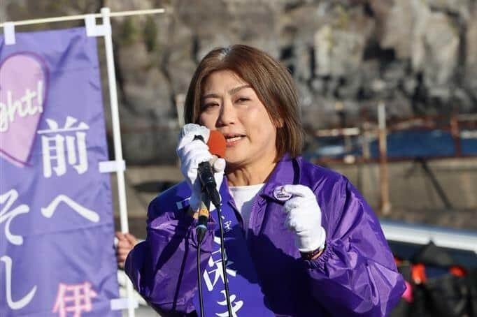 田久保真紀氏、伊東市長選第一声には支援者の倍の報道陣　背景には「嘘つき」、ボード掲げる反対派も: J-CAST ニュース